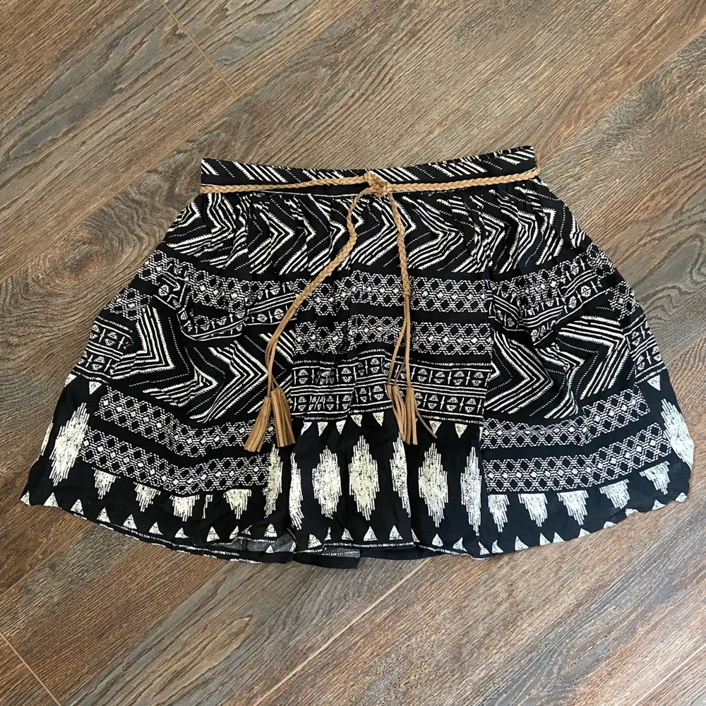 Forever 21 black and cream mini skirt